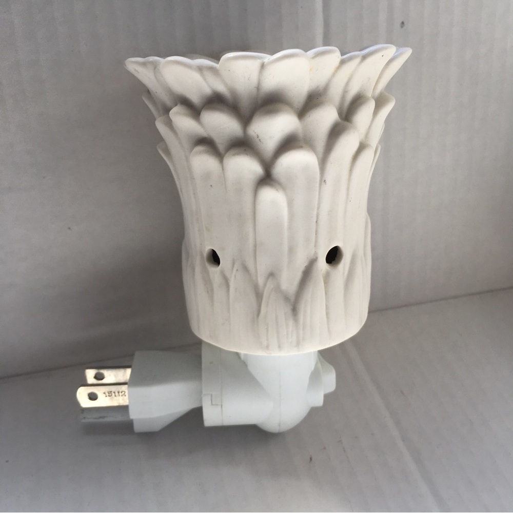 Scentsy Shasta Daisy Fragrance Wax Warmer Plug-in